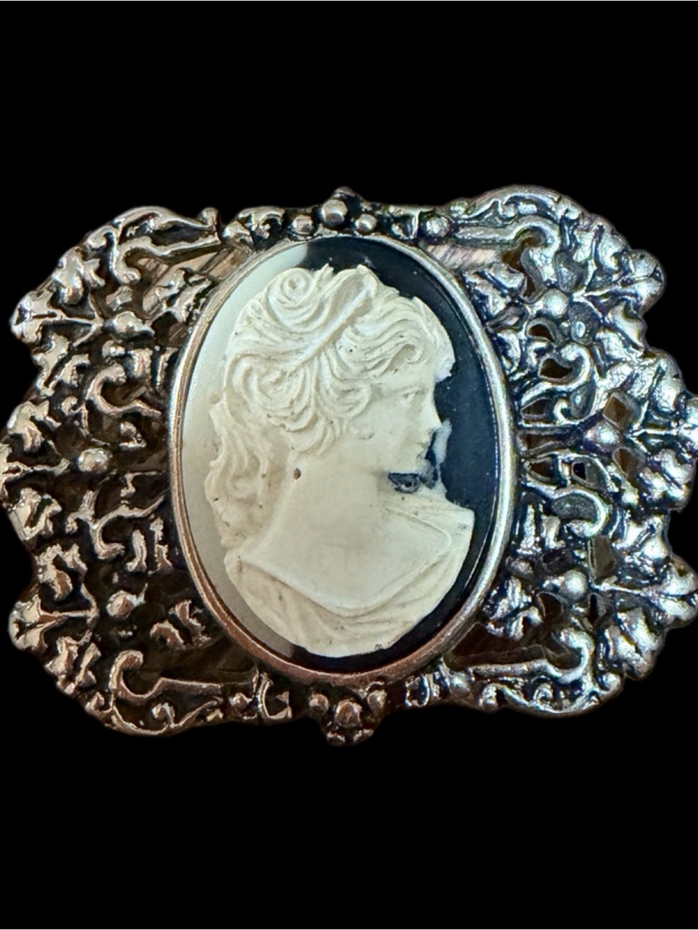 Vintage-Inspired Silver Cameo belt buckle with White Profile